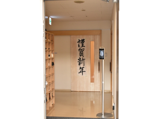 職員玄関にも飾り…😮