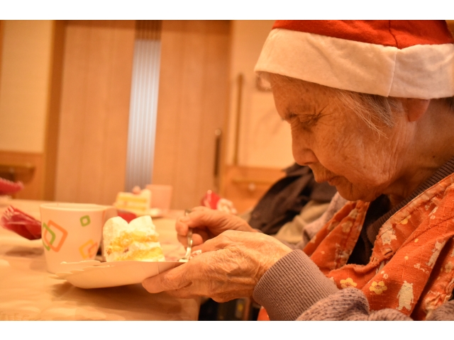 こちらのサンタさんはケーキに夢中🥰