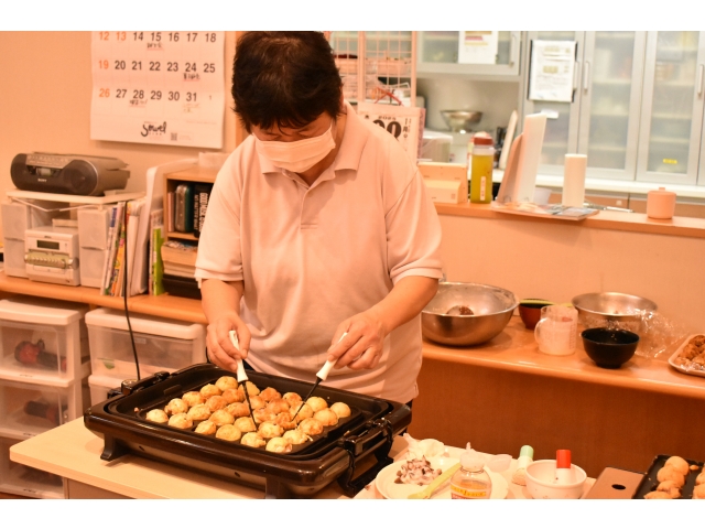 この道36年のあかね介護員さんがたこ焼きを焼き上げます🐙