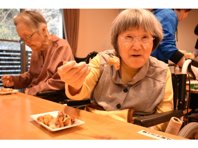 「あんたも食べるかい❓」「ホレッ❗」
