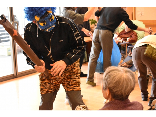 鬼と対峙し、豆を投げます🫘