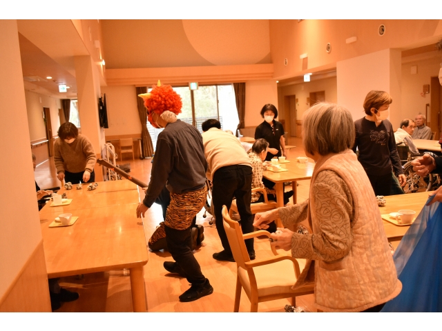 こちらの入居者さんはどんどん投げつけていました😬