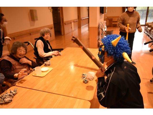 皆さん鬼に向かって豆を夢中で投げつけていました🫘