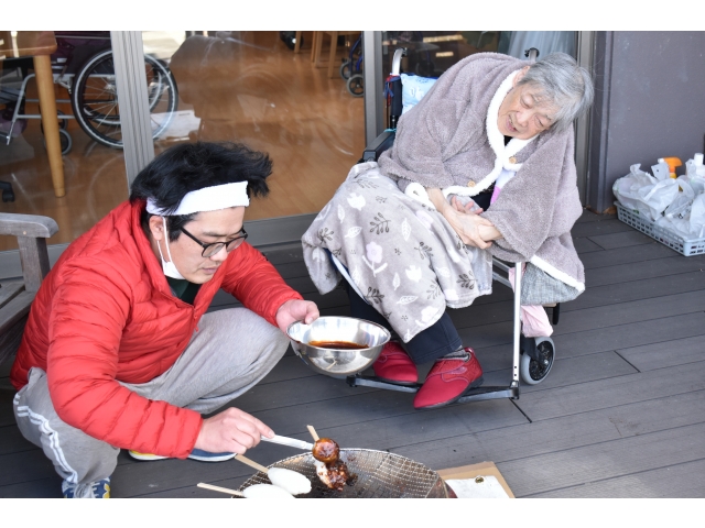 入居者さんと一緒に五平餅を焼き焼き🍡
