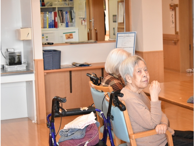 こちらの入居者さんは匂いに気づき、「まだかなぁ❓」と一生懸命見ていました👀