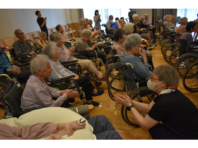 楽しくて楽しくて　手拍子いっぱい