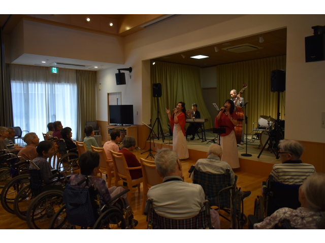 素敵な歌声・演奏に涙する入居者様も