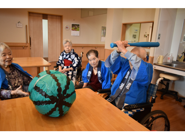 職員力作のスイカを・・・