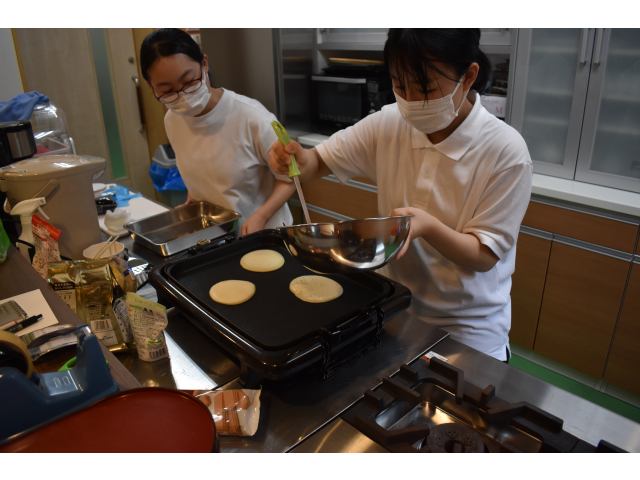 チーズあんまきを作っています