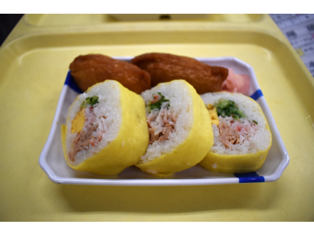 昼食は助六です