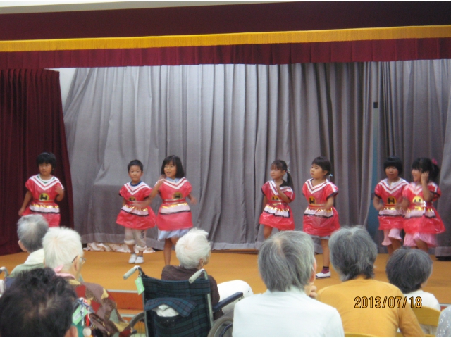 まずはお遊戯の発表です。かわいく踊れました！