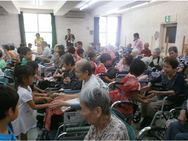 触れ合いの手遊びに笑顔がはじけます！