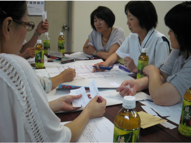 自分のカードは他者に見せず、
口頭で説明します。
皆の情報をいかに聞き出し、
組み立てていくか、真剣です。