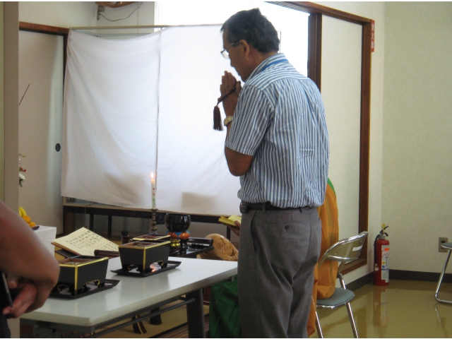 苑長の焼香から始まり……。