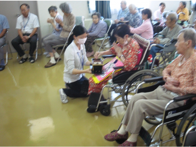 利用者の回し焼香をお願いしました。