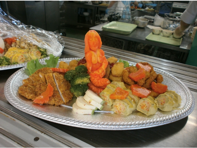 これから皆さんの前へ！人参細工最高です。