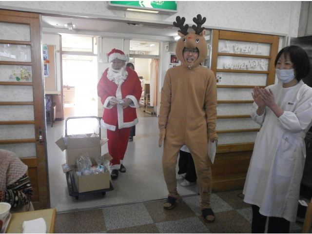 サンタを引き連れトナカイがメリークリスマス！