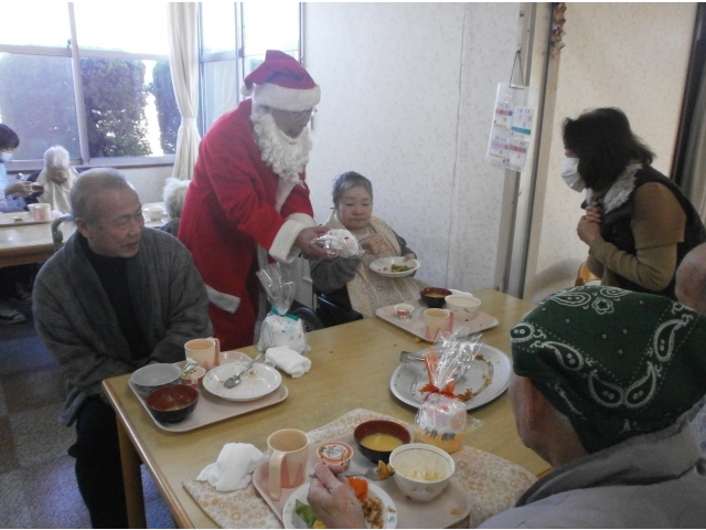 サンタさんがプレゼントを渡しました。