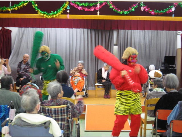 鬼めがけて豆をエイッ！