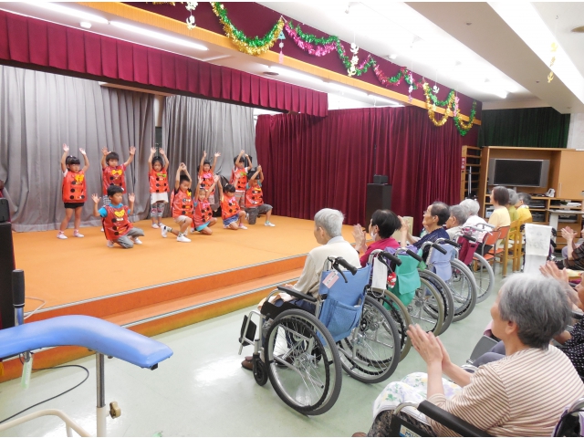 かわいい踊りに合わせて手拍子です