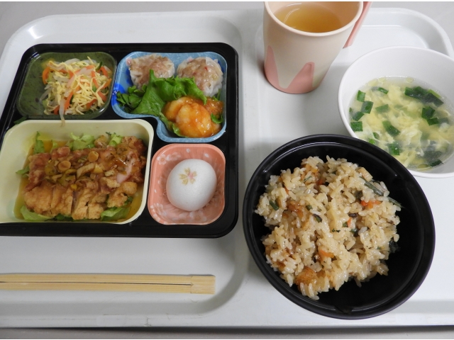 山菜おこわ、油淋鶏、手作り焼売、中華風サラダ、中華スープ、饅頭