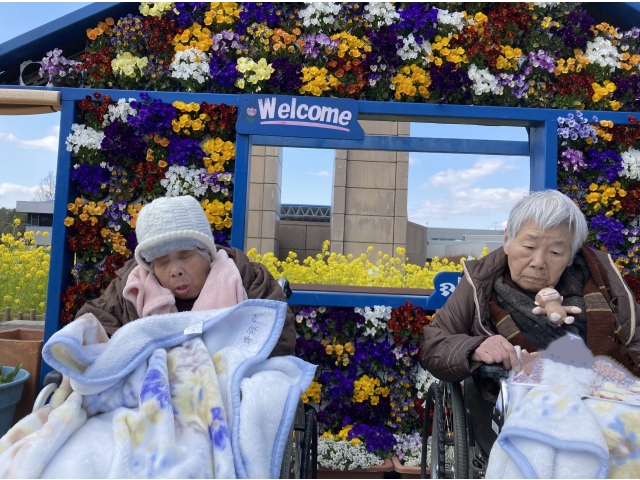 菜の花welcomeボードの前で