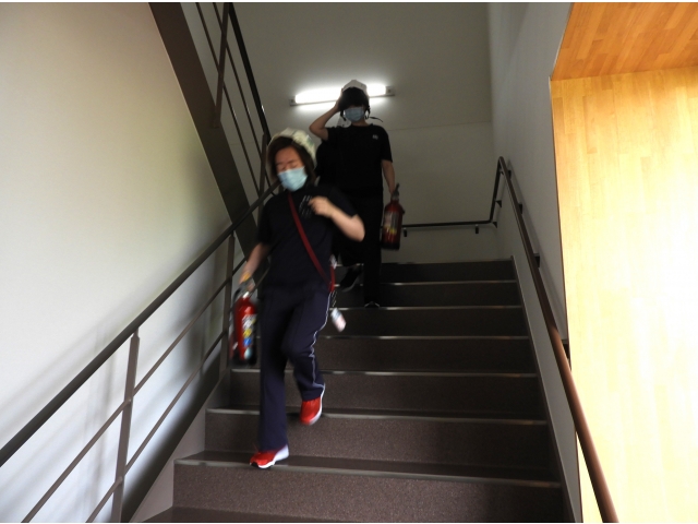 消火器を持って火元へ