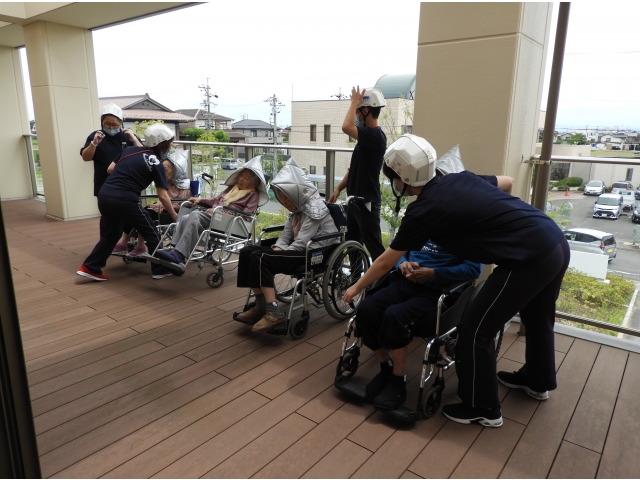 バルコニーへ避難