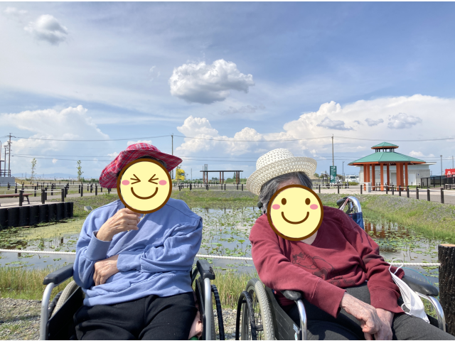 後ろは蓮池