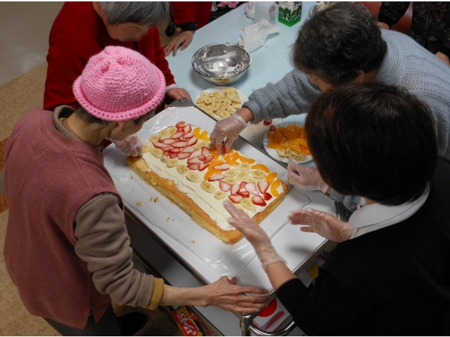 生クリームとフルーツでトッピング（8分音符）