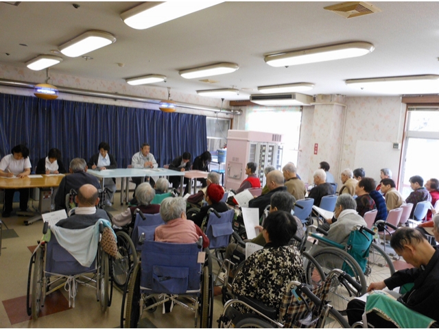 食事や健康管理、クラブ活動、利用料金の改定などの説明を行いました