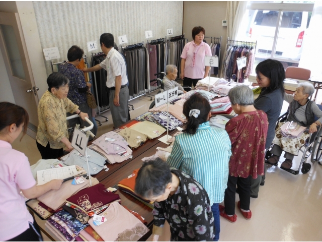 色とりどりの衣類が並びます