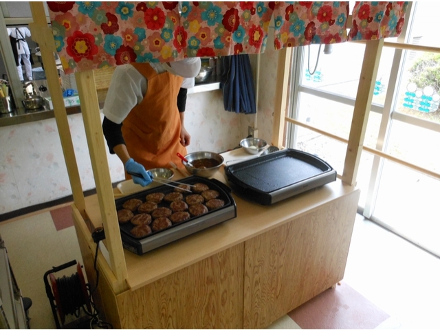 食堂内の屋台で焼き上げます