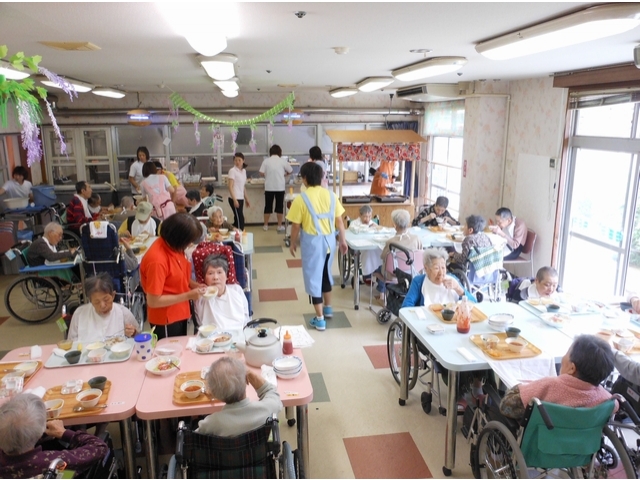 今日はハンバーガーショップのような賑わい