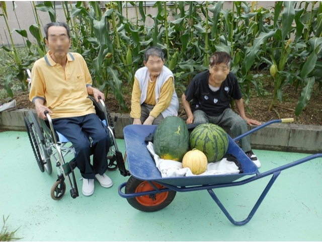 収穫記念にパチリ