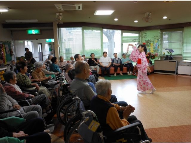 本格的な踊りに皆さん釘付けです