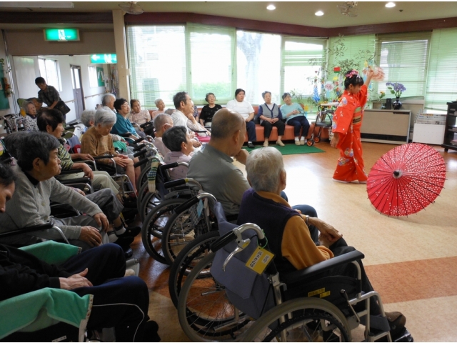鮮やかな唐傘が着物に映えます