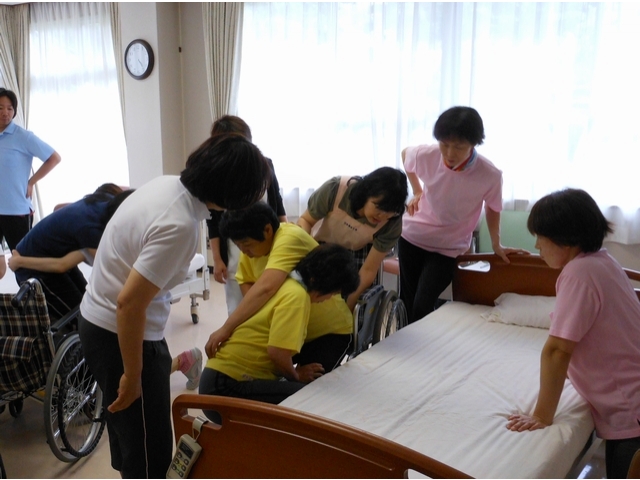 一挙一動を熱心に見守ります