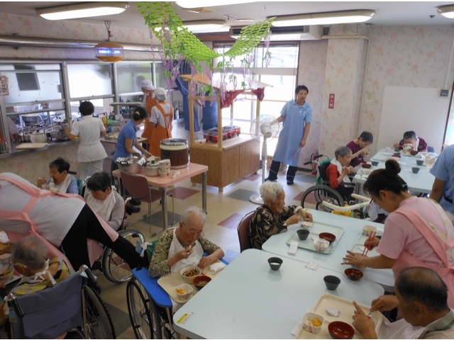 食堂に良い香りが立ち込めます