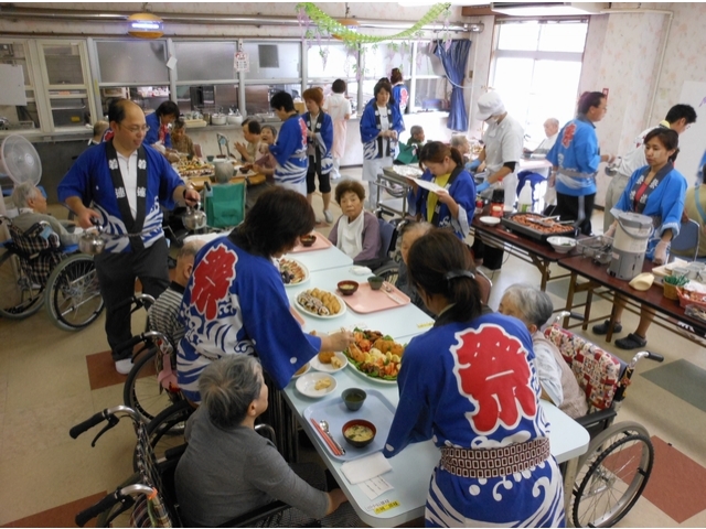 お祭りムードの昼食