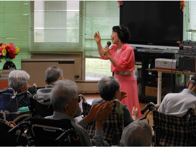 皆さんお馴染みの歌を披露