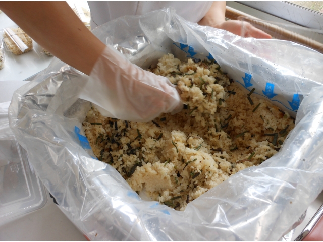 炊出しセット（水を入れるだけで温かく出来上がり）