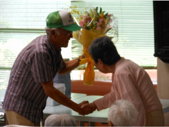 利用者を代表して花束贈呈