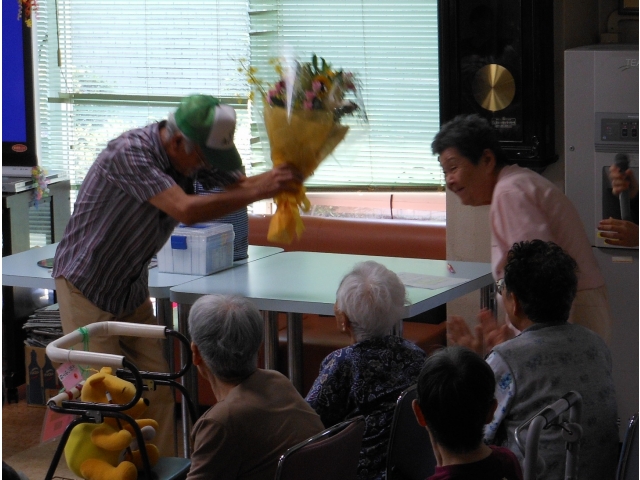 大きな拍手でお祝いしました