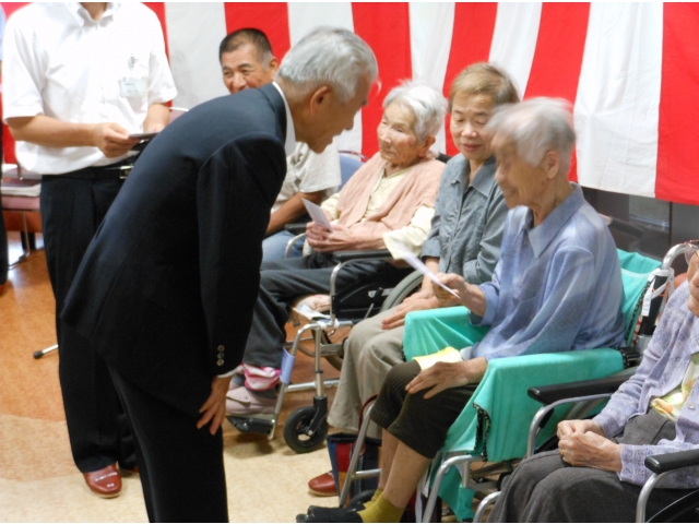 市長から記念品の贈呈