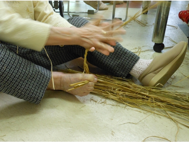 足の指を使って藁を編まれる方も！
