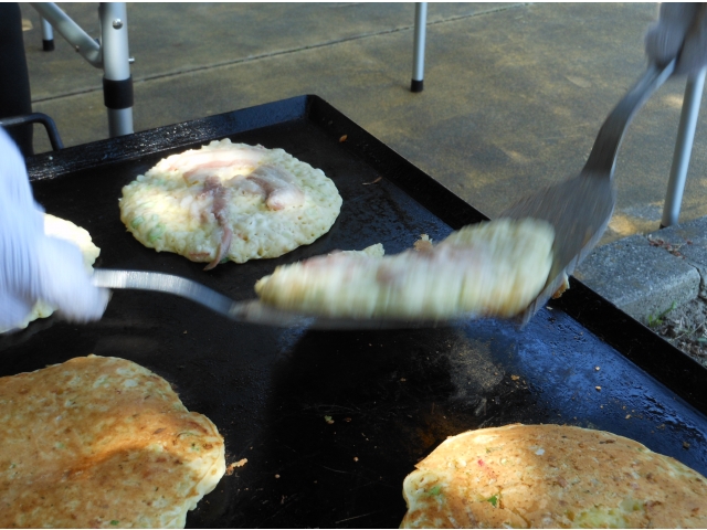 お好み焼きを「あらよっ！」と