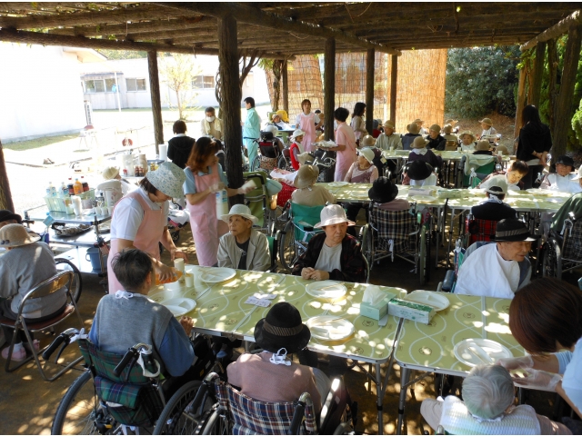 屋外食堂は大賑わい