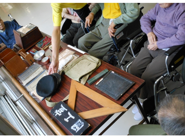 教科書やノート、可愛らしい学生帽