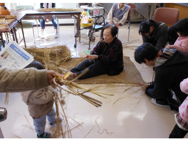 藁縄体験：利用者が先生です
